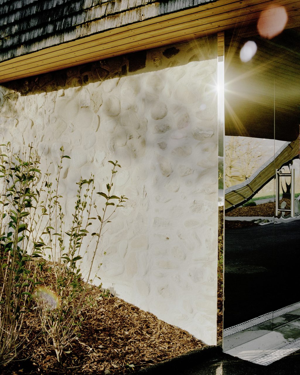 BARAKI - MERYÀ - ARCHITECTURE - Transformation de l'édicule sanitaire de l'aire de repos de la Gruyère - Photo (c) Matthieu Croizier
