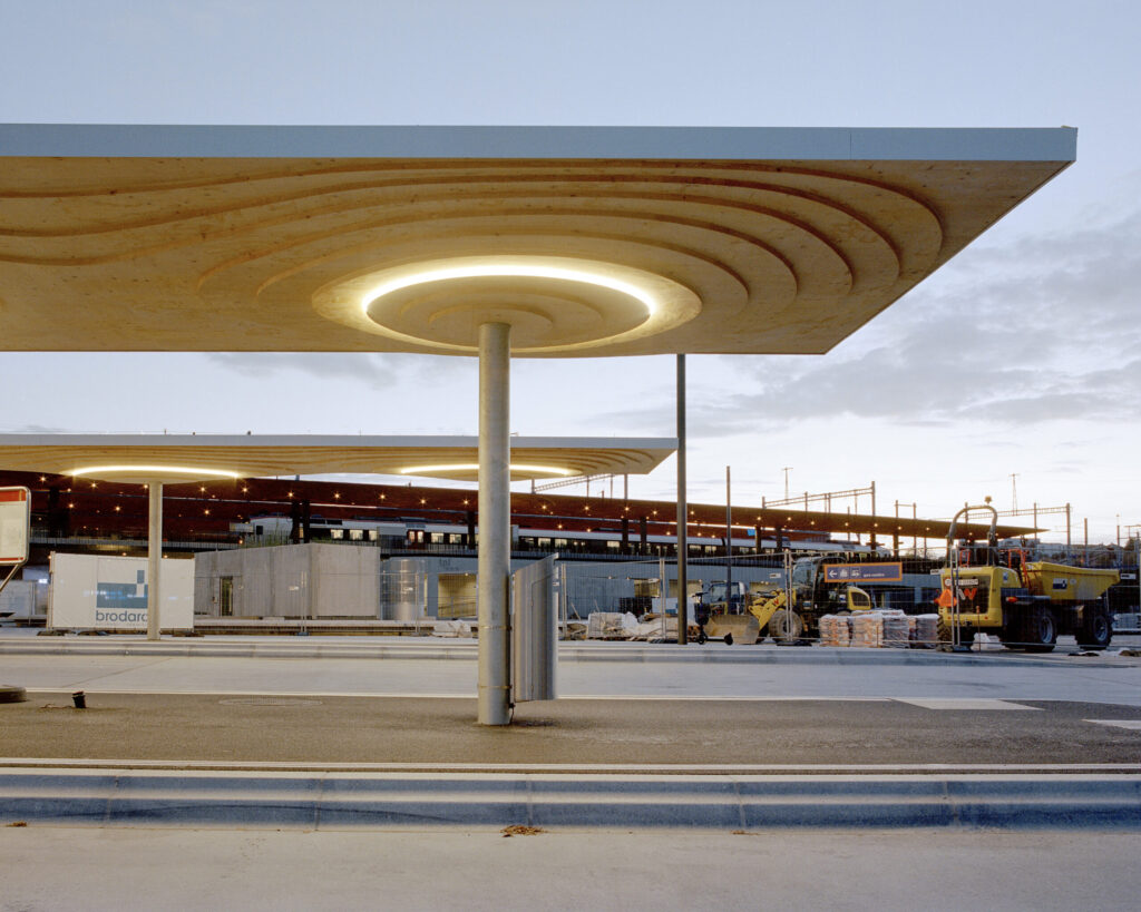 PAYI - construction de marquises d'arrêt de bus sur la nouvelle place de la gare de Bulle. Concours premier prix, architecture et ingénierie. Photo Matthieu Croizier