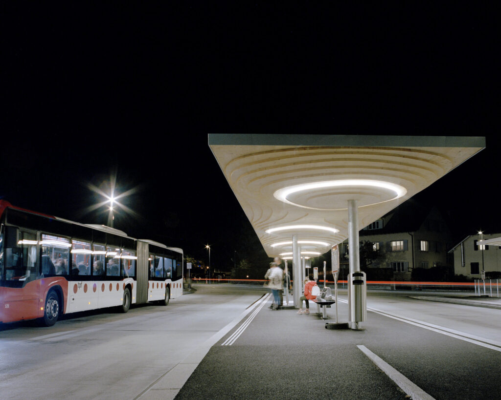 PAYI - construction de marquises d'arrêt de bus sur la nouvelle place de la gare de Bulle. Concours premier prix, architecture et ingénierie. Photo Matthieu Croizier