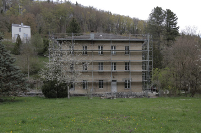 Situé dans la périphérie du village de Romainmôtier, le bâtiment « d’en Praël » est une ancienne usine à tuiles d’importance régionale. Le bâtiment est passé par plusieurs étapes de transformations, d’adaptations, de démontages et de modifications. Il n’est aujourd’hui plus exploité en tant qu’industrie, mais agit comme un élément indispensable au tissus historique du village.