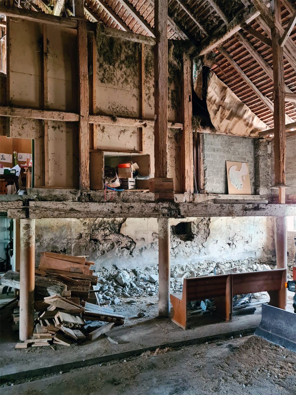 Transformation d'une ferme protégée dans le canton de Vaud. Intégration d'une boulangerie et appartements pour une coopérative