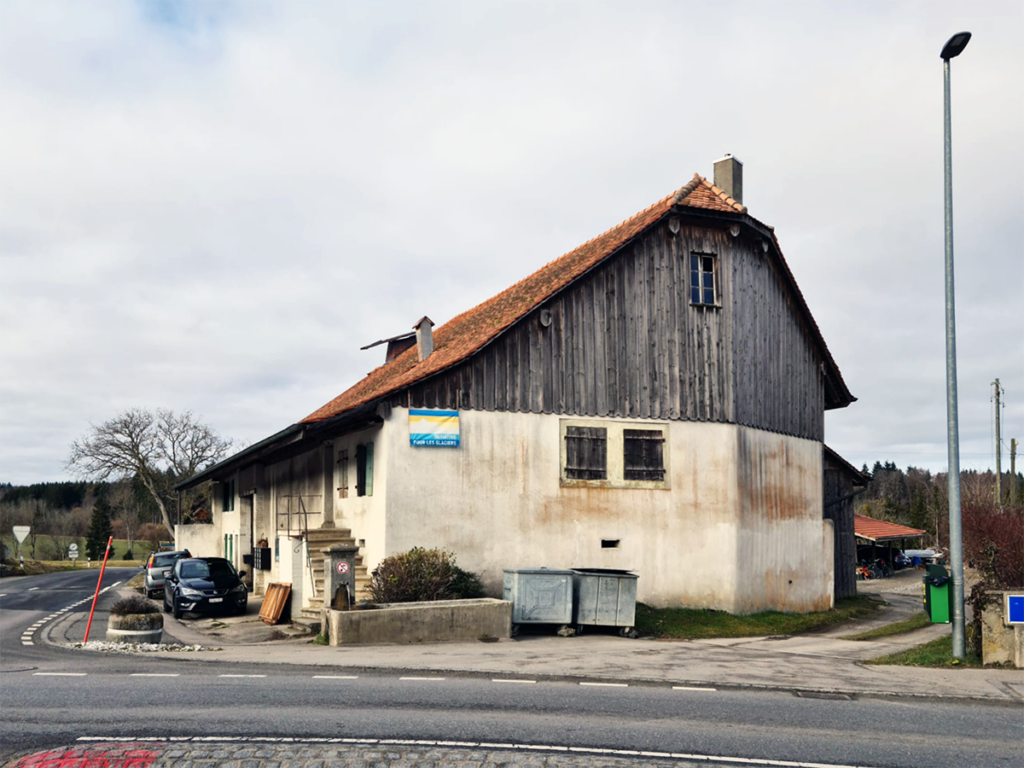 Transformation d'une ferme protégée dans le canton de Vaud. Intégration d'une boulangerie et appartements pour une coopérative