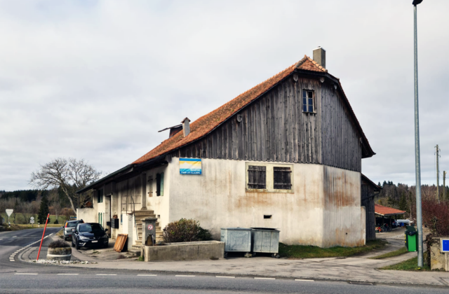 Transformation d'une ferme protégée dans le canton de Vaud. Intégration d'une boulangerie et appartements pour une coopérative